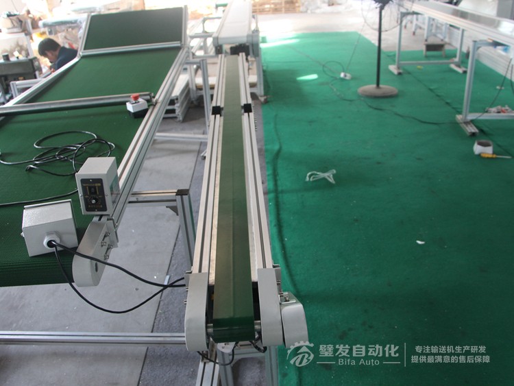 加防跑偏導(dǎo)條中間斷開小型非標(biāo)皮帶輸送機