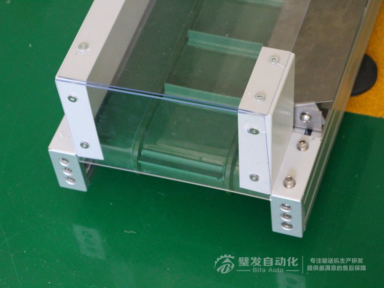 低端加平臺導條擋板上方加透明亞克力護罩爬坡皮帶輸送機