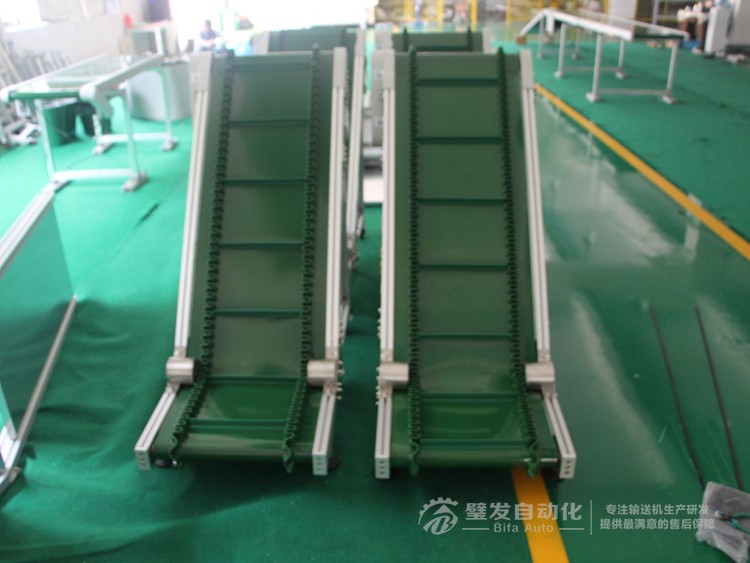 低端帶平臺裙邊擋板小型爬坡輸送機 低端帶平臺裙邊擋板小型爬坡輸送機